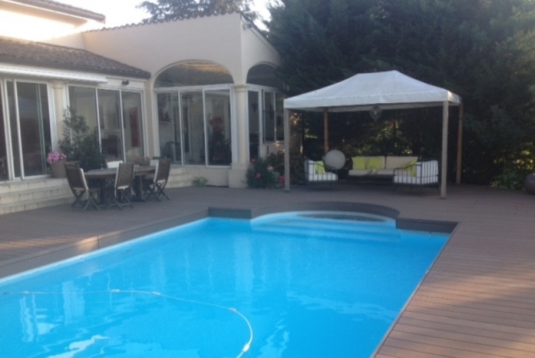 186-plage-de-piscine-en-bois-composite-a-saint-bernard-ain