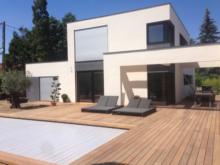 304-terrasse-et-plage-de-piscine-de-130m-a-tassin-la-demi-lune-rhone