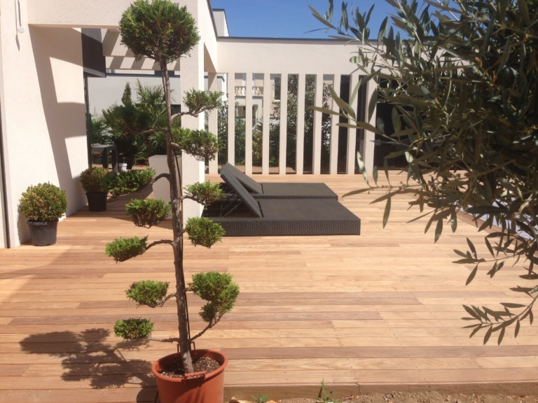 305-terrasse-et-plage-de-piscine-de-130m-a-tassin-la-demi-lune-rhone
