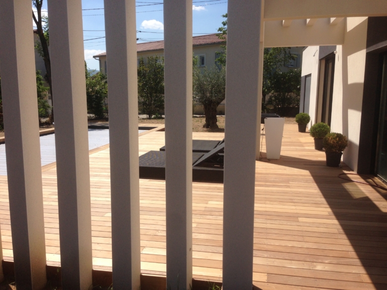 306-terrasse-et-plage-de-piscine-de-130m-a-tassin-la-demi-lune-rhone