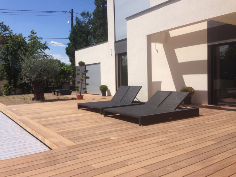 307-terrasse-et-plage-de-piscine-de-130m-a-tassin-la-demi-lune-rhone