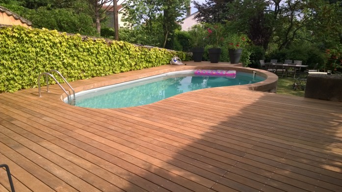 322-belle-plage-de-piscine-aux-courbes-arrondies-a-caluire-rhone