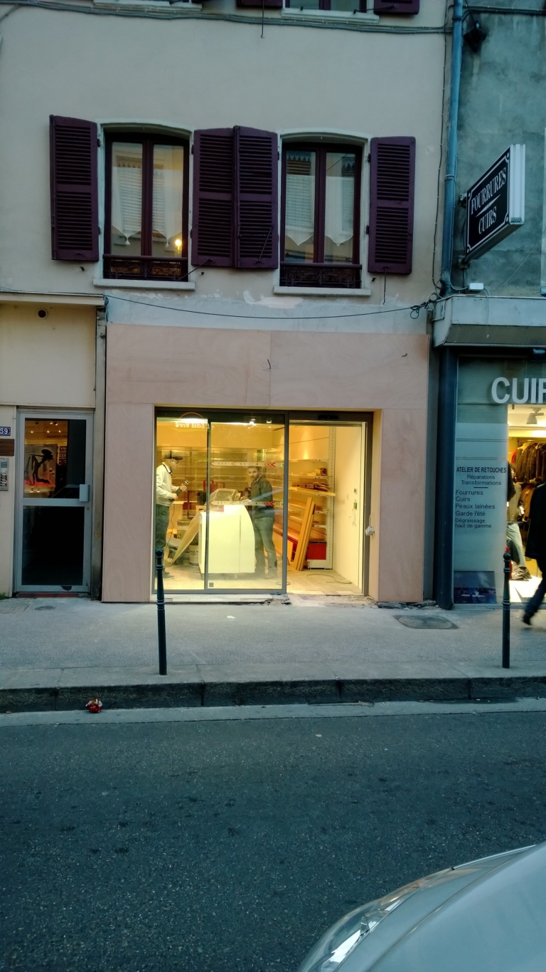 432-habillage-bois-devanture-magasin-a-lyon