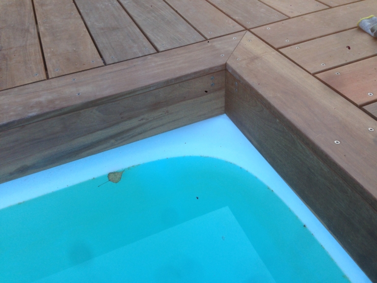 499-belle-plage-de-piscine-en-bois-exotique-ipe-a-savignieux-ain