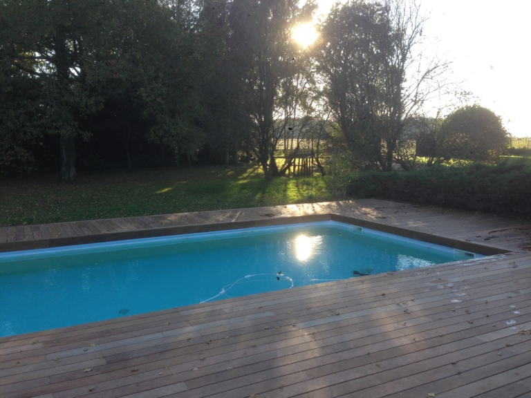 505-belle-plage-de-piscine-en-bois-exotique-ipe-a-savignieux-ain