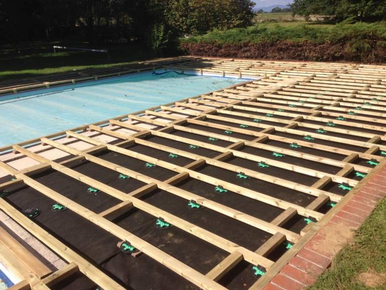 511-belle-plage-de-piscine-en-bois-exotique-ipe-a-savignieux-ain