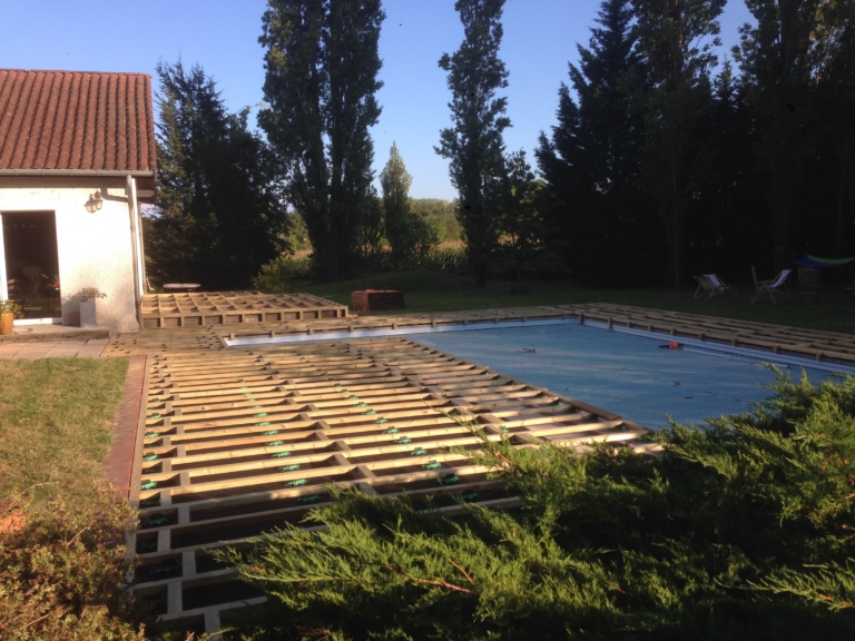 512-belle-plage-de-piscine-en-bois-exotique-ipe-a-savignieux-ain