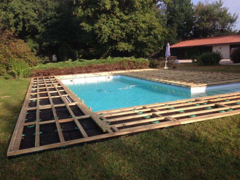 513-belle-plage-de-piscine-en-bois-exotique-ipe-a-savignieux-ain